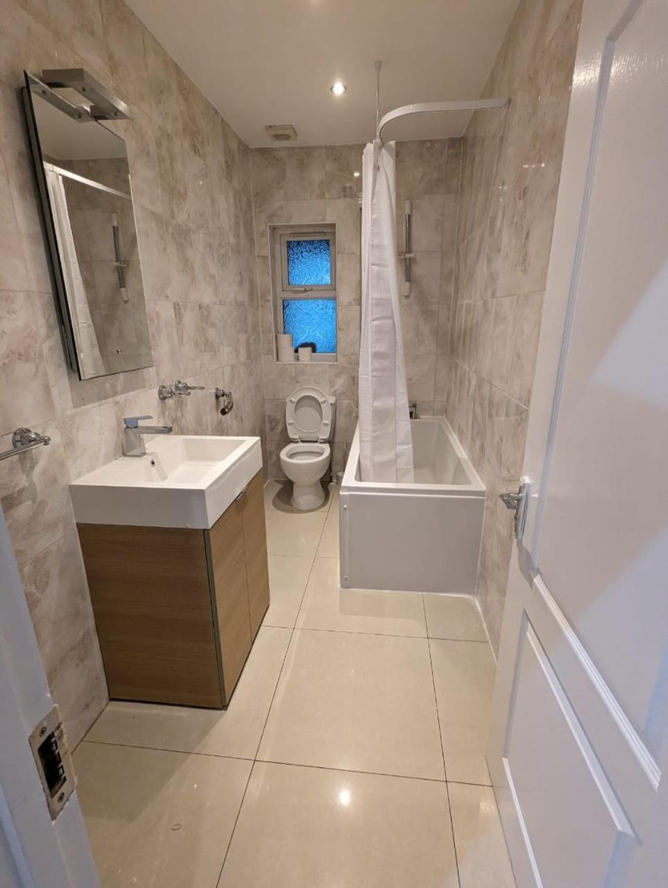 Rayan'S Lodge Stratford London Exterior photo